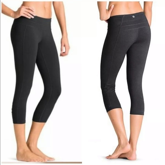 Athleta Ruched Balance Cropped Leggings Pants Black Capri Yoga Workout Small - Picture 1 of 7